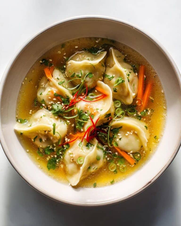 Sopa de dumplings vegetales con caldo sesamo