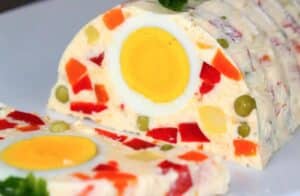 Terrina húngara de pascua con vegetales huevo