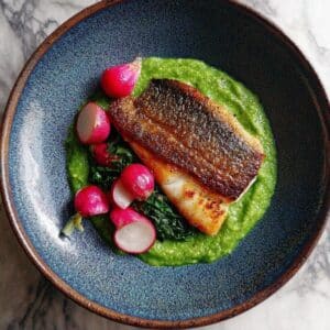 Filete de lucio sobre puré de patatas al ajo de oso con rabanitos salteados