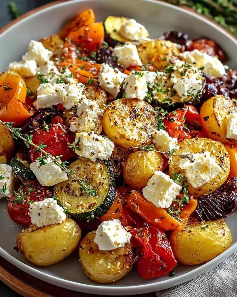 Patatas con queso feta y verduras horneadas