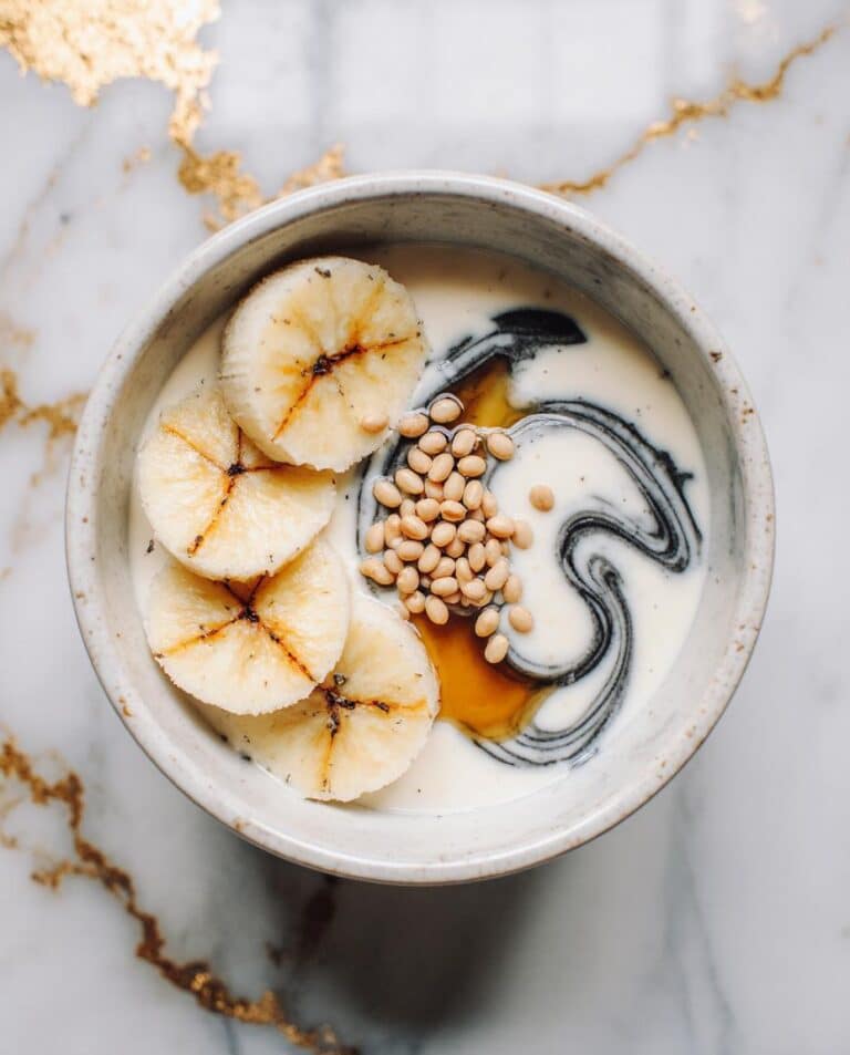 Bowl de yogur con sésamo negro cremoso