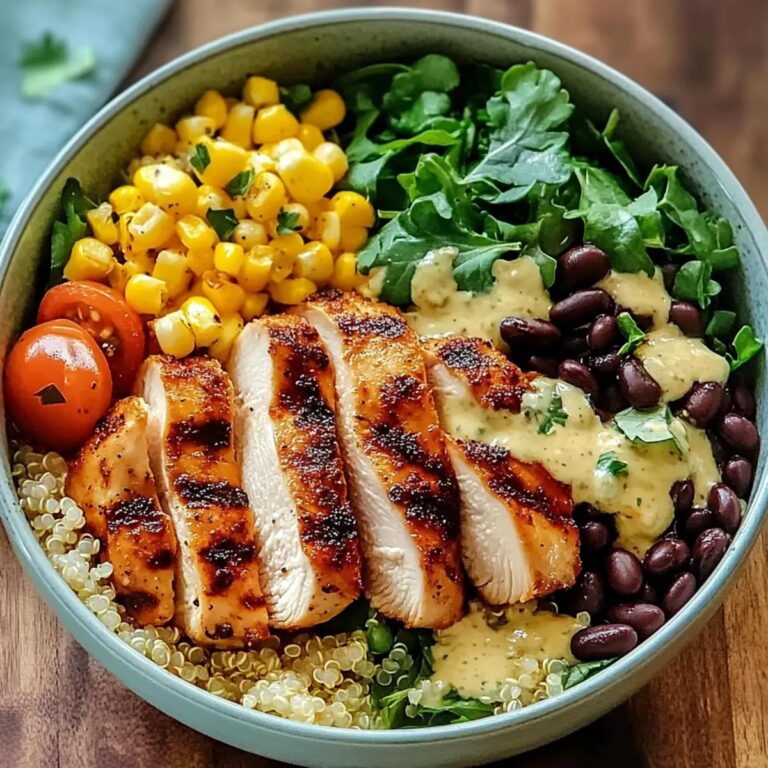 Bowl saludable de pollo con quinoa fresca