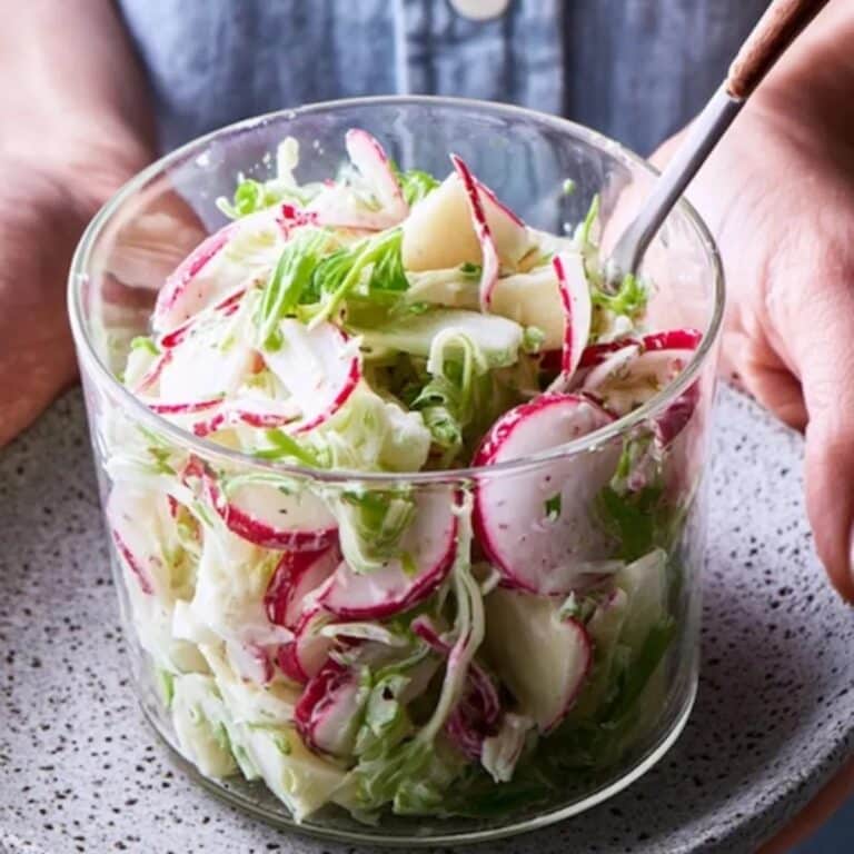 Ensalada fresca de manzana y rabanitos