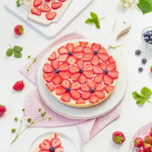 Cheesecake mit Erdbeeren in Blumenform